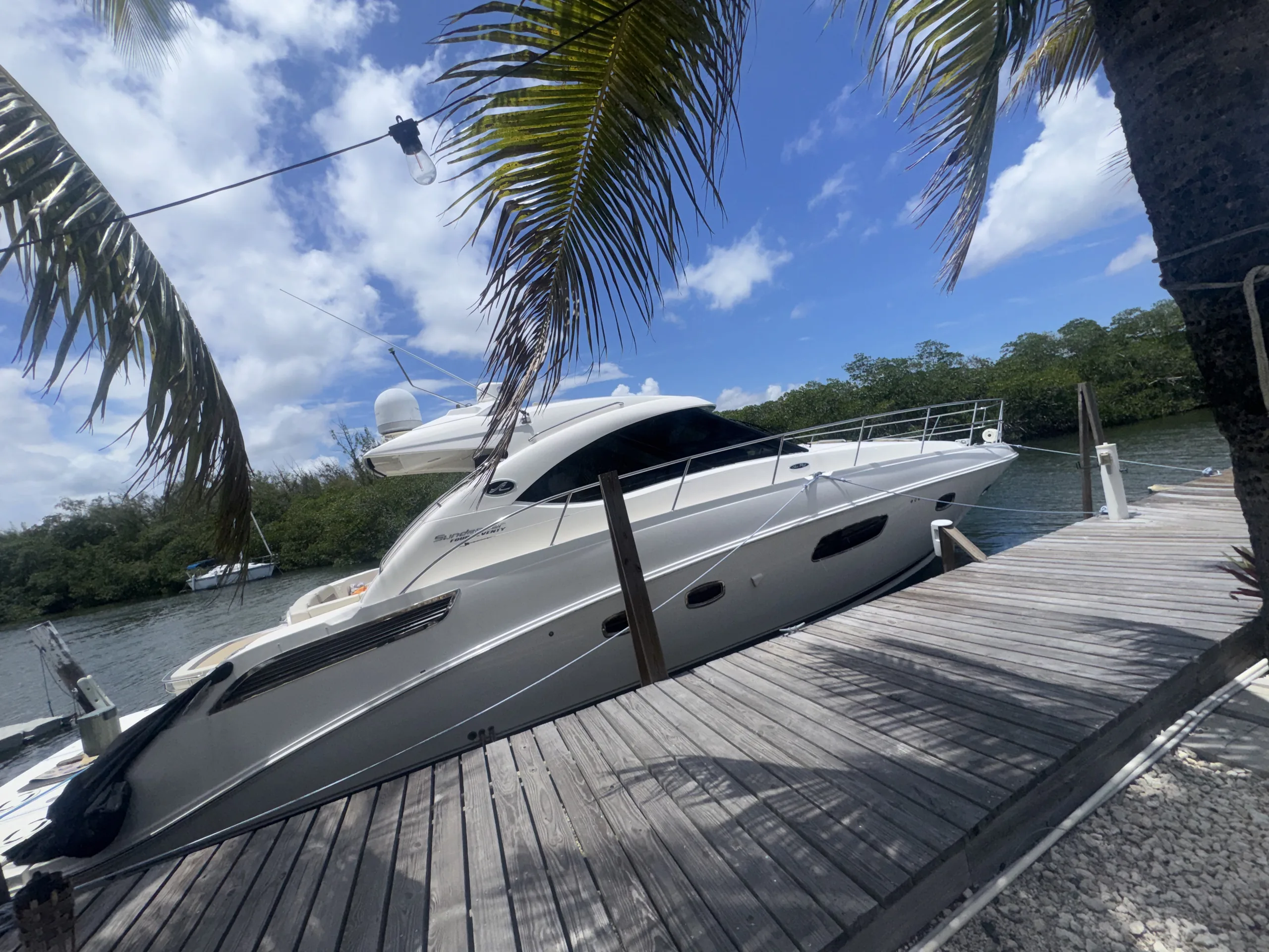 Profile of the 470 Sundancer's sleek hull alongside the dock